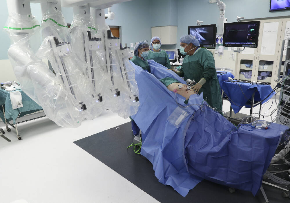 How does a robotic surgery work? [photos, video ...